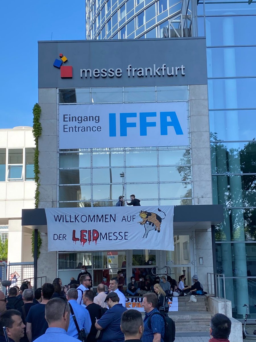 leidmesse's tweet photo. ++ BREAKING #IFFA2022 Fleischwirtschaft-Leitmesse blockiert ++

JETZT blockieren Aktivist:innen Eingänge d. 
@iffa_frankfurt. Wir stellen uns entschlossen gegen diese LEIDmesse, die ab heute in #Frankfurt d. Ausbeutung v. Menschen, Tieren &amp; Natur feiern will. #IFFAZerschlagen 1/x https://t.co/9BuvGxElgO