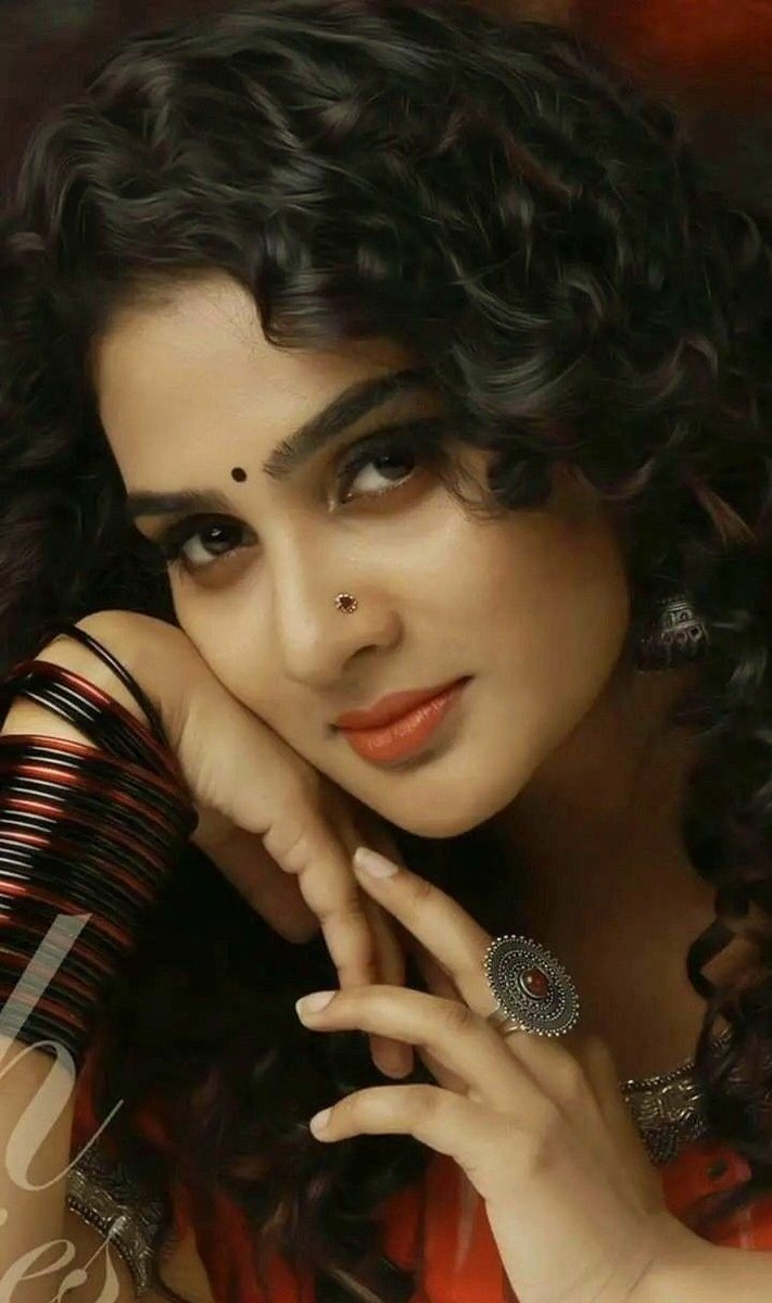 बिन धागे की सुई सी बन गई है ये ज़िंदगी , 

सिलती कुछ नहीं... बस चुभती चली जा रही है...