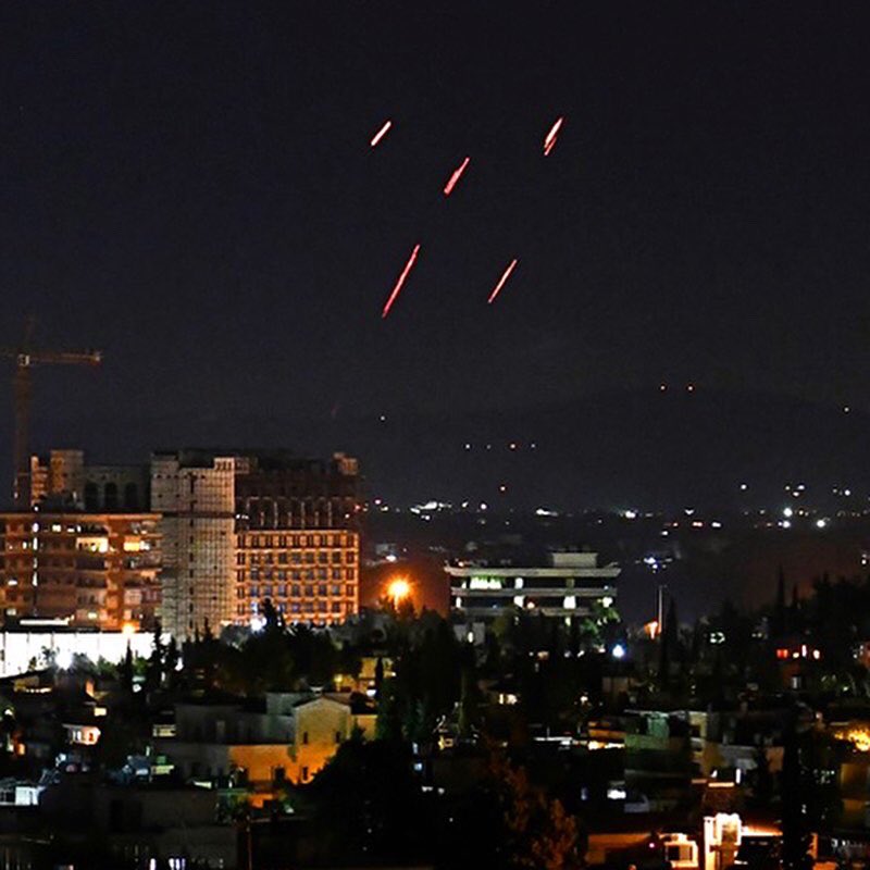 lotusnewstr's tweet image. İsrail’in Suriye’ye füze saldırısında 5 kişi hayatını kaybetti.

#Suriye medyası, #İsrail’in Suriye’nin Akdeniz şehri Baniyas’a düzenlediği füze saldırısında biri sivil 5 kişinin hayatını kaybettiğini belirtti.

#LotusNews #Suriye #İsrail