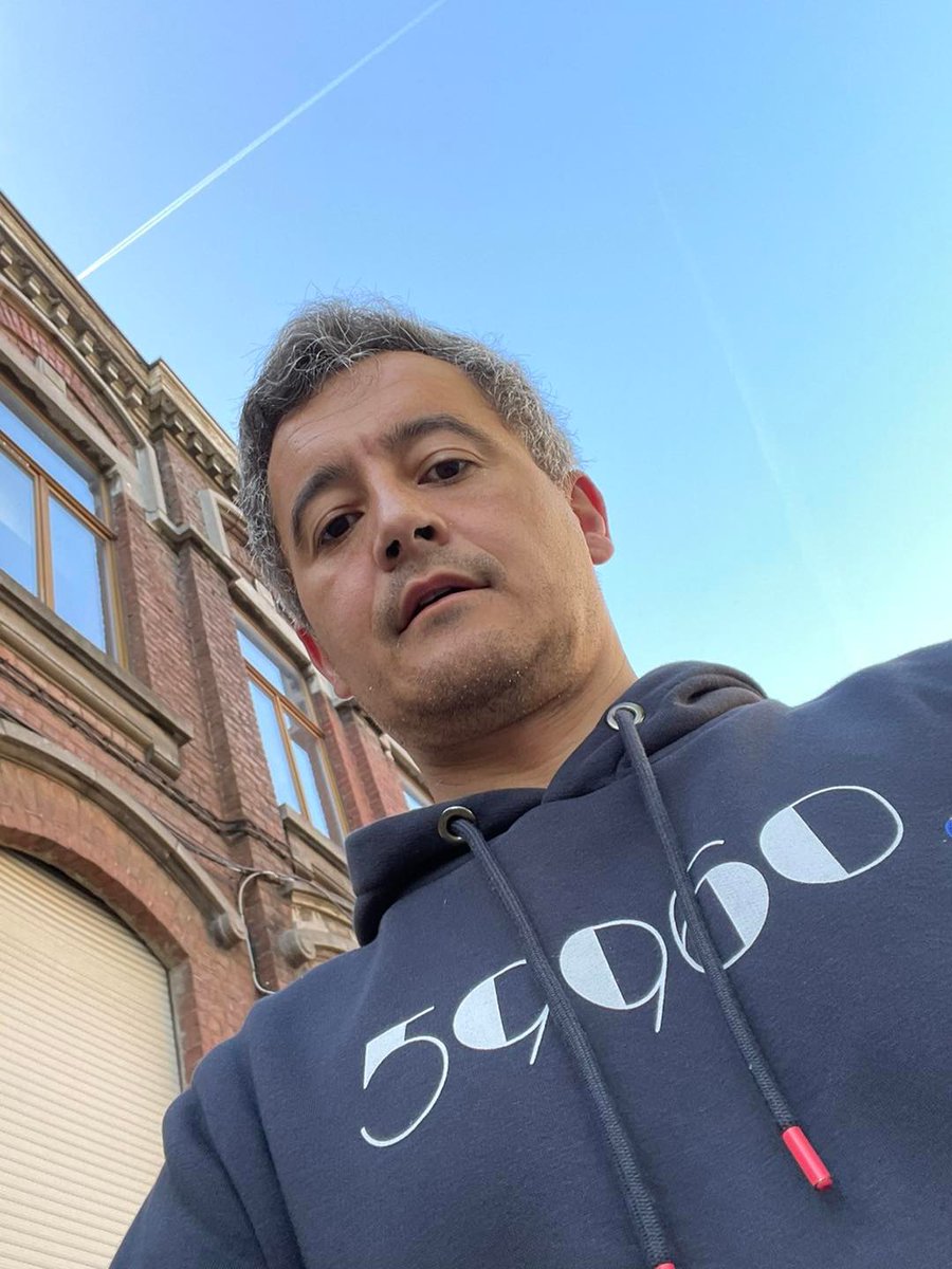 VASSIL_LEVSKI's tweet photo. Imagine, tu te réveille le matin, t'as ça au dessus de ton lit qui te regarde avec ses yeux de merlan frit. #Cauchemar #Darmanin https://t.co/isgGTzgYYm