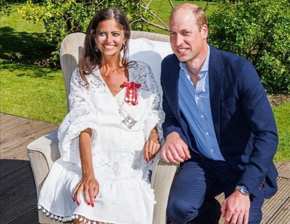InspirationFed's tweet photo. What a woman. The inspirational Deborah James receives a visit to her family home to receive such a well-earned damehood from Prince William, for her tireless campaigning despite being terminally ill, raising so much money &amp; awareness for bowel cancer. #inspiration #BOWELBABE https://t.co/LHZqfkaaxJ