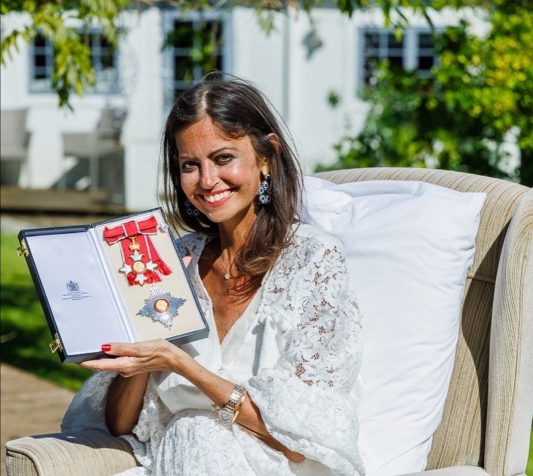 InspirationFed's tweet photo. What a woman. The inspirational Deborah James receives a visit to her family home to receive such a well-earned damehood from Prince William, for her tireless campaigning despite being terminally ill, raising so much money &amp; awareness for bowel cancer. #inspiration #BOWELBABE https://t.co/LHZqfkaaxJ