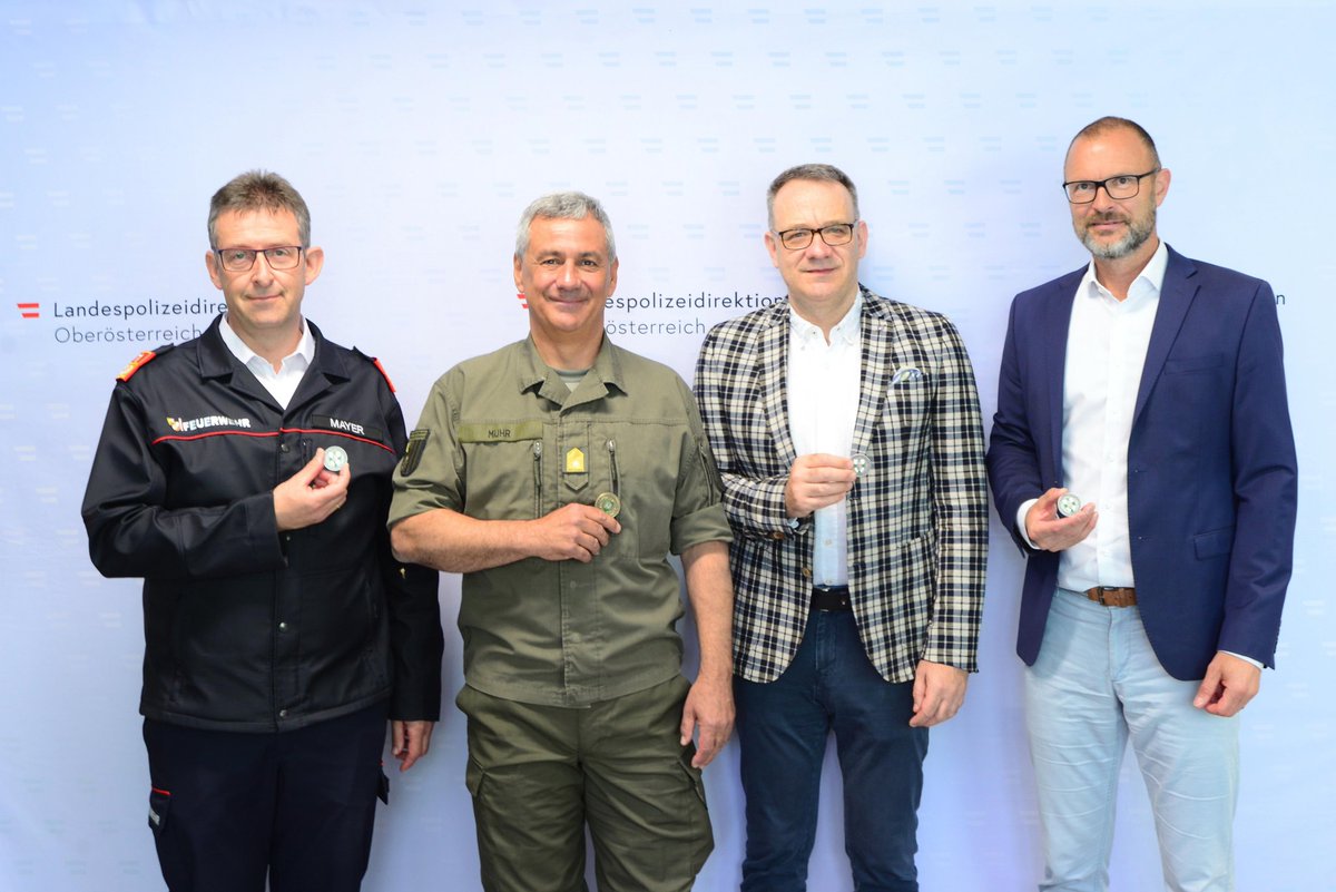 1968Ger's tweet photo. Militärkommandant Dieter Muhr verlieh diese Woche an Landesfeuerwehrkommandant Robert Mayer,  Landesrettungskommandant Reinhard Schmidt und Landespolizeidirektor @pilsl_a die Commanders Coin(CC). Die CC wird vom Militärkommandant für besondere Verdienste verliehen. #Bundesheer 🍀 https://t.co/PREIdcXnM3