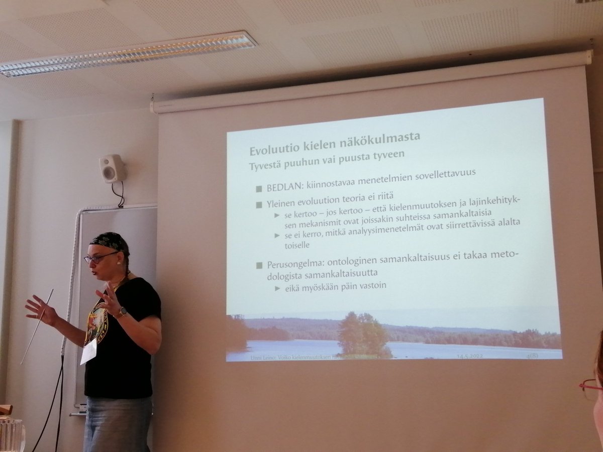 <a href="/hwhcaia/">Unni Leino</a> avasi Kielitieteen parhaan työpajan (eli meidän) Kielen variaatiosta jakautumiseen: kvantitatiivisia tuulahduksia, ja kysyi, että tarvitaanko kielellisen ja biologisen evoluution metateoriaa (Leino et al. 2021).