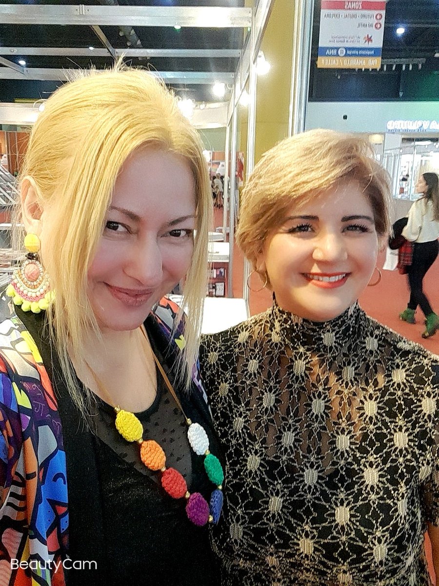 EleoValentini's tweet photo. Mi amiga Kari se llevó "Mi otra mitad" con el packaging exclusivo de Fortuna Tomasa. #FeriaDelLibro #FeriaDelLibro2022 #FILBuenos https://t.co/pFY0BC9bss