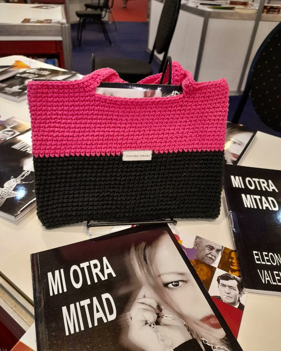 EleoValentini's tweet photo. Mi amiga Kari se llevó "Mi otra mitad" con el packaging exclusivo de Fortuna Tomasa. #FeriaDelLibro #FeriaDelLibro2022 #FILBuenos https://t.co/pFY0BC9bss