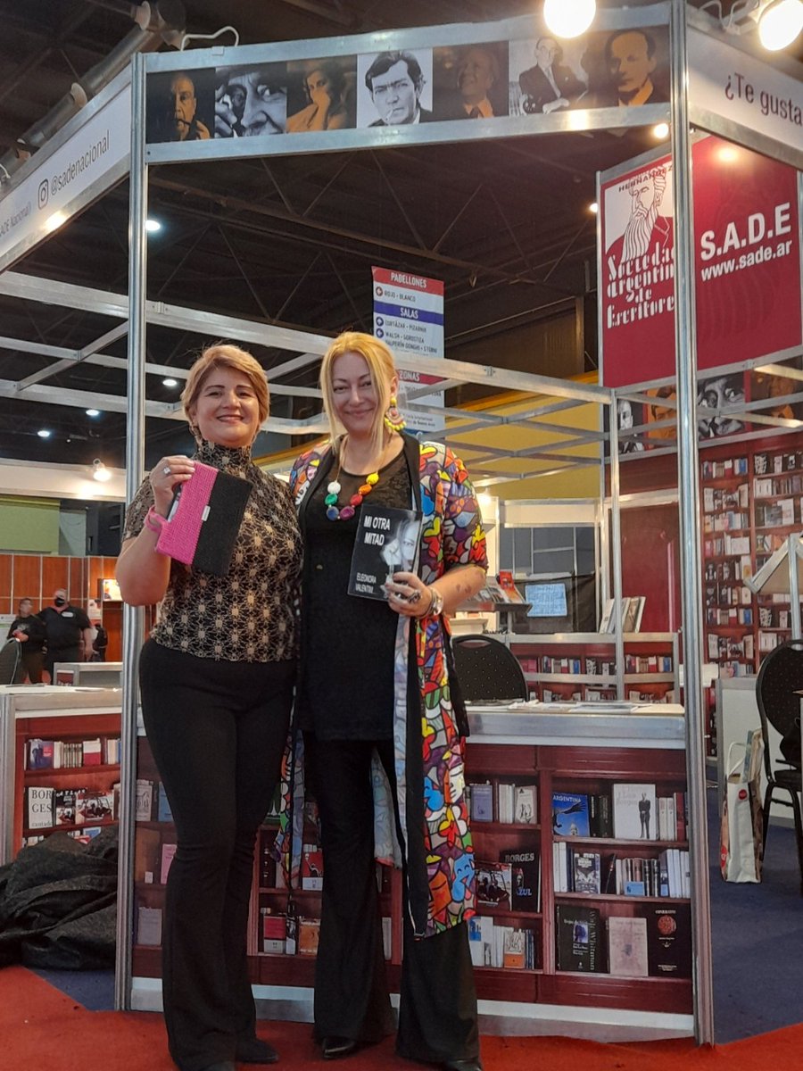 EleoValentini's tweet photo. Mi amiga Kari se llevó "Mi otra mitad" con el packaging exclusivo de Fortuna Tomasa. #FeriaDelLibro #FeriaDelLibro2022 #FILBuenos https://t.co/pFY0BC9bss