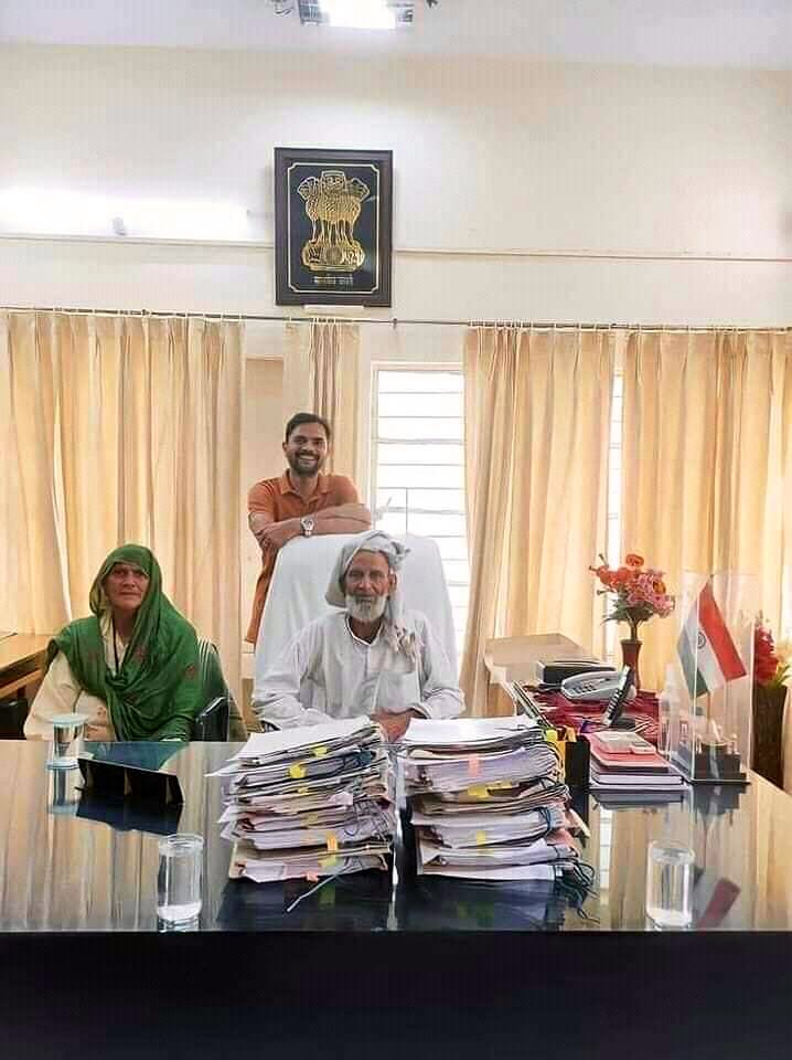 WaheedMayo8's tweet photo. Ye India ka officer  he na k Pakistan ka https://t.co/uZgQ4L8vas