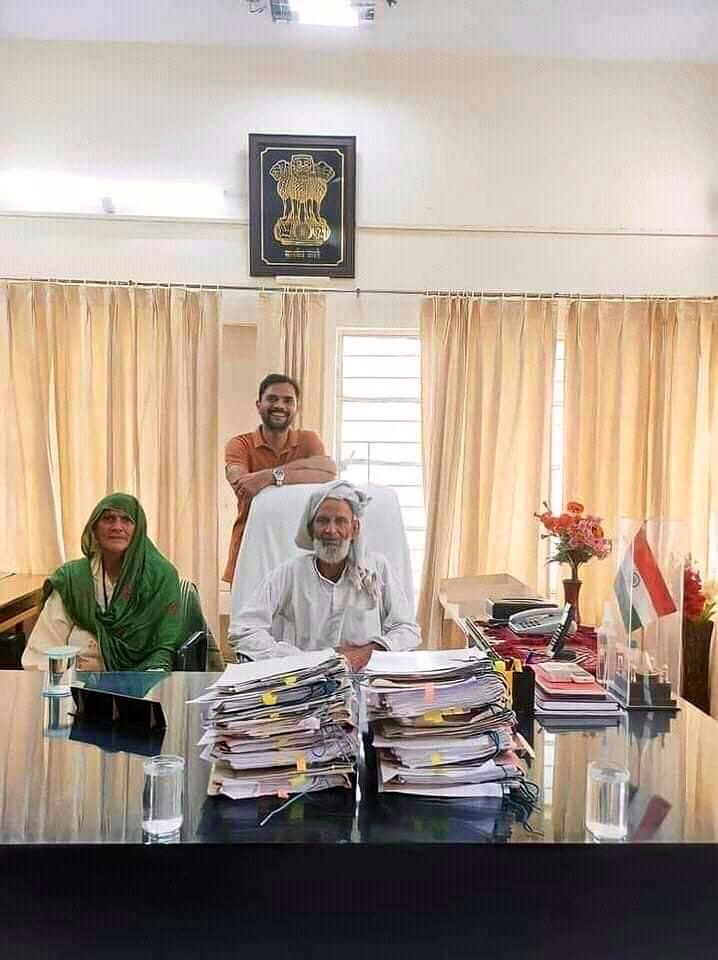 WaheedMayo8's tweet photo. @ranamashhood Indian officer 🙂 https://t.co/dQAs4tKCF2