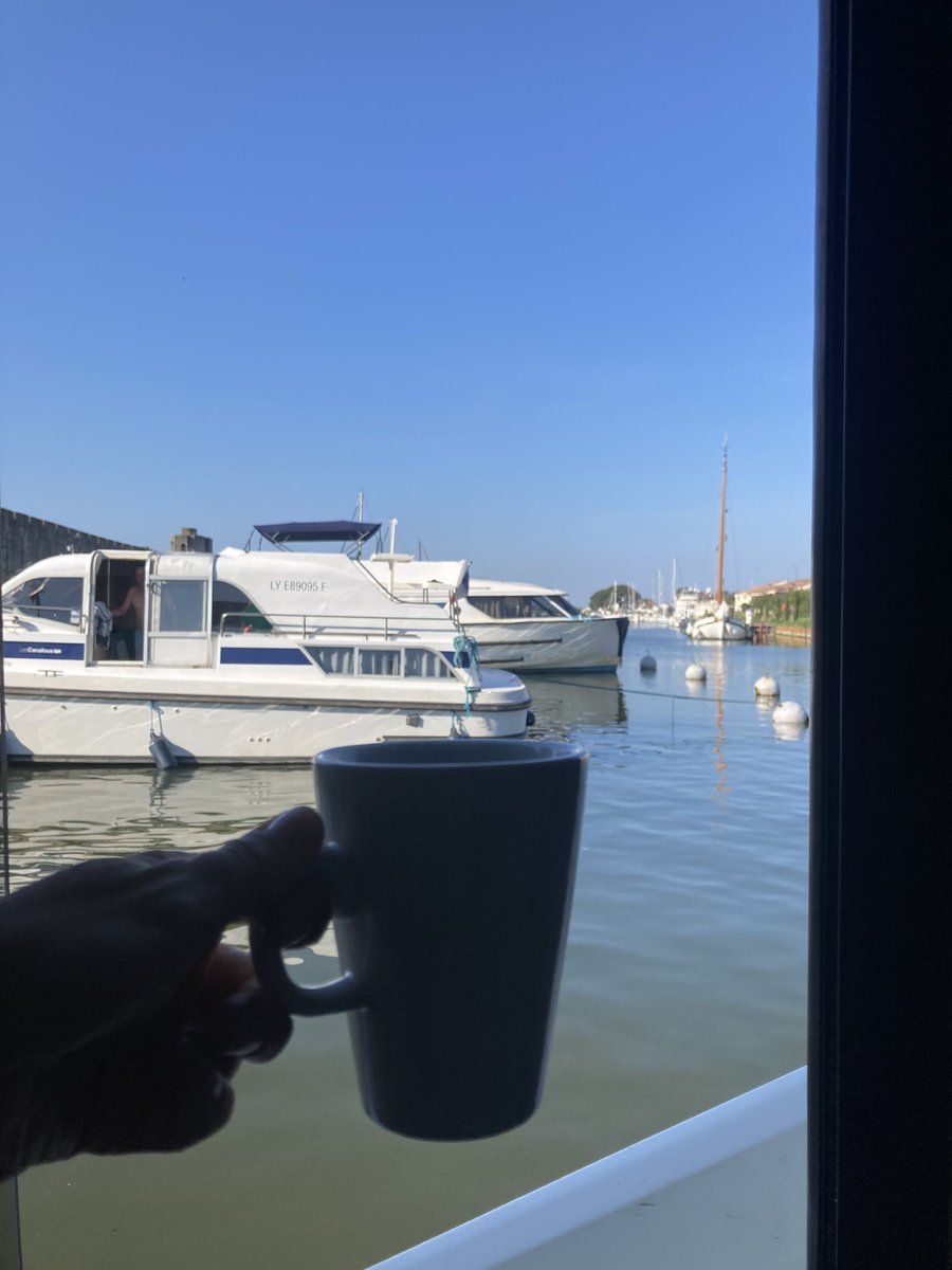 VeroSinmapa's tweet photo. 🤗Buenos días desde la cubierta del barco sin patrón @danfluvial
El café se saborea al ritmo pausado de la provenza, ¡los sábado así molan mucho! Hoy tenemos varias horas de navegación, así que respondo preguntas. ¿Qué quieres saber del turismo fluvial? #viajecamarga #danfluvial https://t.co/AQ3ikDvrTK