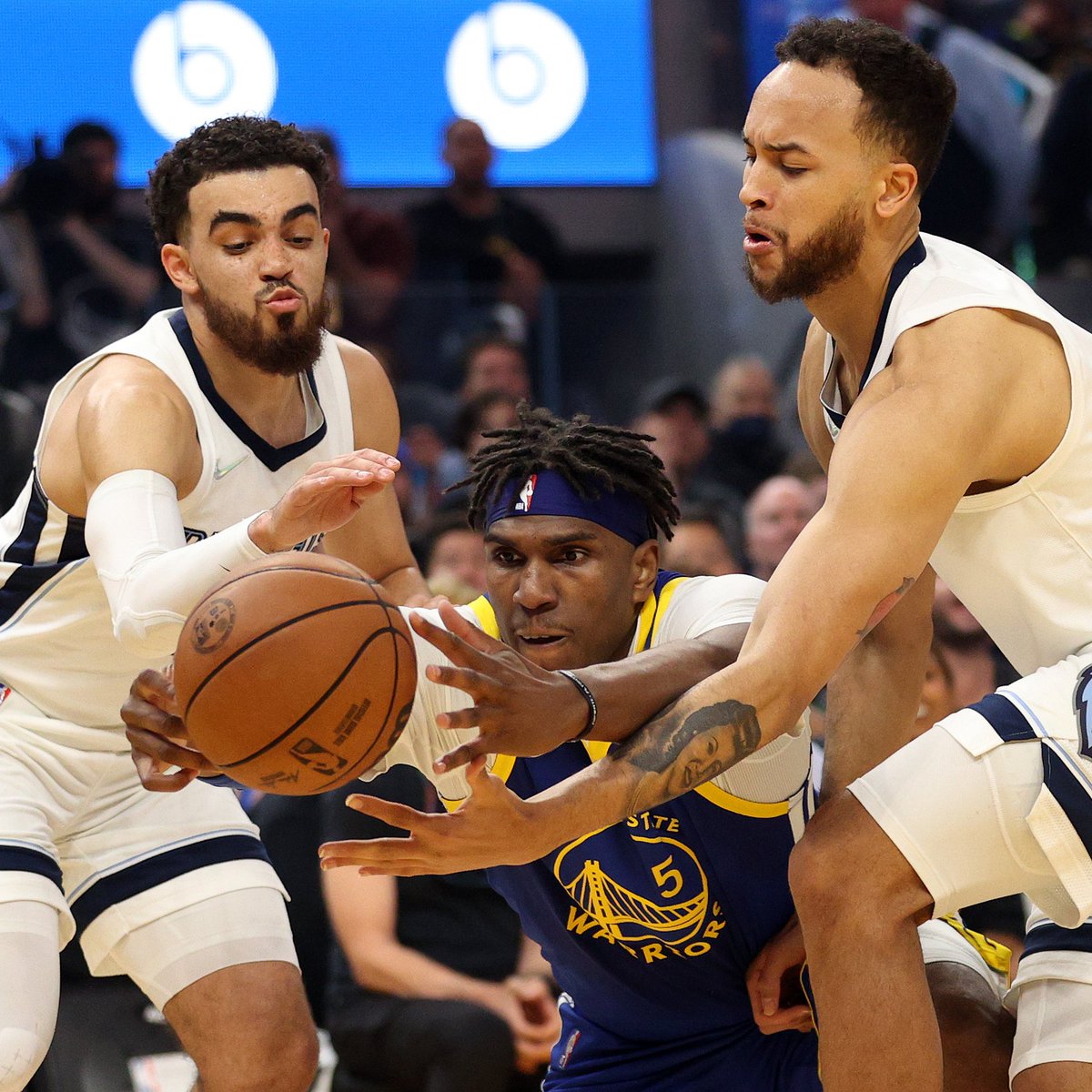 nbastats's tweet photo. Players in the last 25 seasons with 20+ rebounds, 10+ offensive rebounds and 5+ assists in a Playoff game (per @EliasSports):

Shaq (April 27, 2003)
Jokic (June 11, 2021)
Looney (tonight) https://t.co/OjSSFlJRJ7