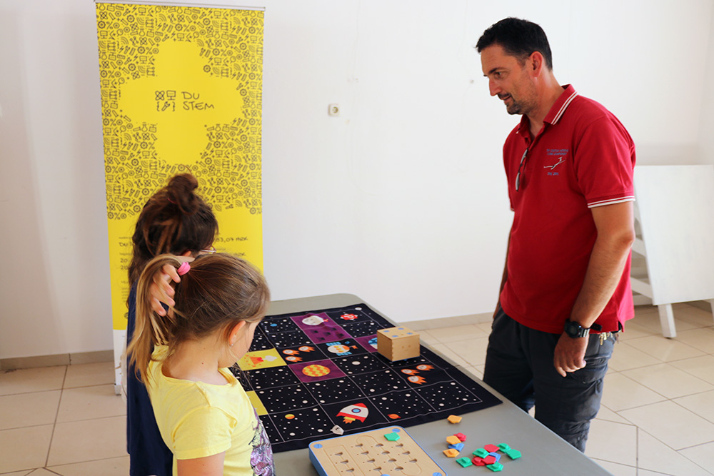 FuturaDubrovnik's tweet photo. Radionica u sklopu projekta Du STEM 85% sufinanciran iz Europskog socijalnog fonda, 15% iz Državnog proračuna Republike Hrvatske.
@eu_Robotics 
 #stem #dustem #cubetto #erw2022 #robotika #robotics #robots #HourOfCode #codeEU #codeweek #CodeWeekHR #radionice #workshops #coding https://t.co/rw2baHbyaQ