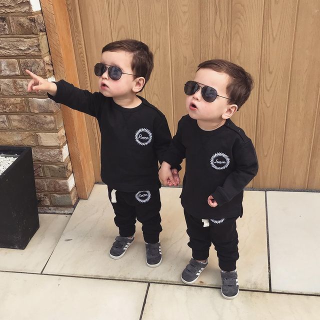 Anak-anak nga mau kalah stylenya dari papanya kkk,  gemes banget