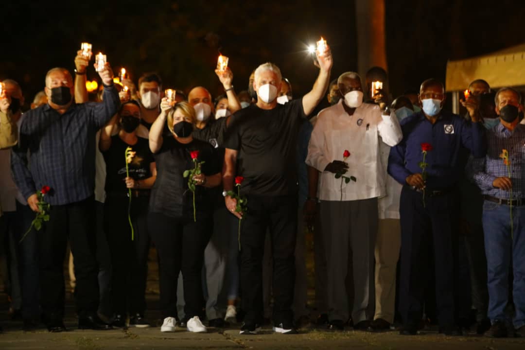 IsmaelCuba5's tweet photo. Con #SolidaridadYAmor 
Mi #CubaViveYVence
Mi pueblo llora, 
la muerte se estremece;
Vigilia en el silencio, 
laten los corazones;
Girasoles y Luz 
mitigan el dolor!!!
#FuerzaCuba 
#SiempreConNosotros https://t.co/ahHMZCsAMZ