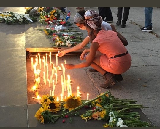IsmaelCuba5's tweet photo. Con #SolidaridadYAmor 
Mi #CubaViveYVence
Mi pueblo llora, 
la muerte se estremece;
Vigilia en el silencio, 
laten los corazones;
Girasoles y Luz 
mitigan el dolor!!!
#FuerzaCuba 
#SiempreConNosotros https://t.co/ahHMZCsAMZ