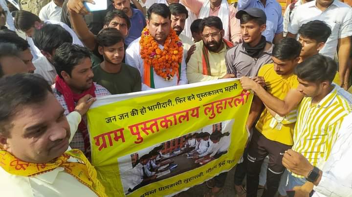 SubodhGurjar12's tweet photo. मंत्री @isomendratomar जी की स्वागत की इस तस्वीर को देखकर तो यही लगता है कि अब ग्राम पाठशाला की मुहिम क्रांति बन चुकी है।आप भी अपने ग्राम में एक निःशुल्क लाइब्रेरी  का निर्माण अवश्य करवाये।
@Grampathshala_
@VijayGurjar_IPS
@LalBahar2 
@AjayPNagar 
@AmitBhatiGBN 
@Sonu_Bainsla_ https://t.co/2P5N5q4drP