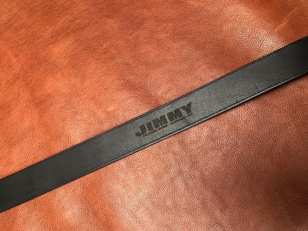 hs_jimmy's tweet photo. 先週、日本競馬の聖地、滋賀県栗東市の馬具レザー工房へ。去年オーダーしていたストラップを受け取りに。
出来はさいこう✨wまるで大手アパレル、ハイブランド特殊企画アイテム👏
wこのノリでバッグに入るオリジナル鞭も作りたい。

#Bull'z-F
#ギターストラップ https://t.co/qRcj6oVXAR