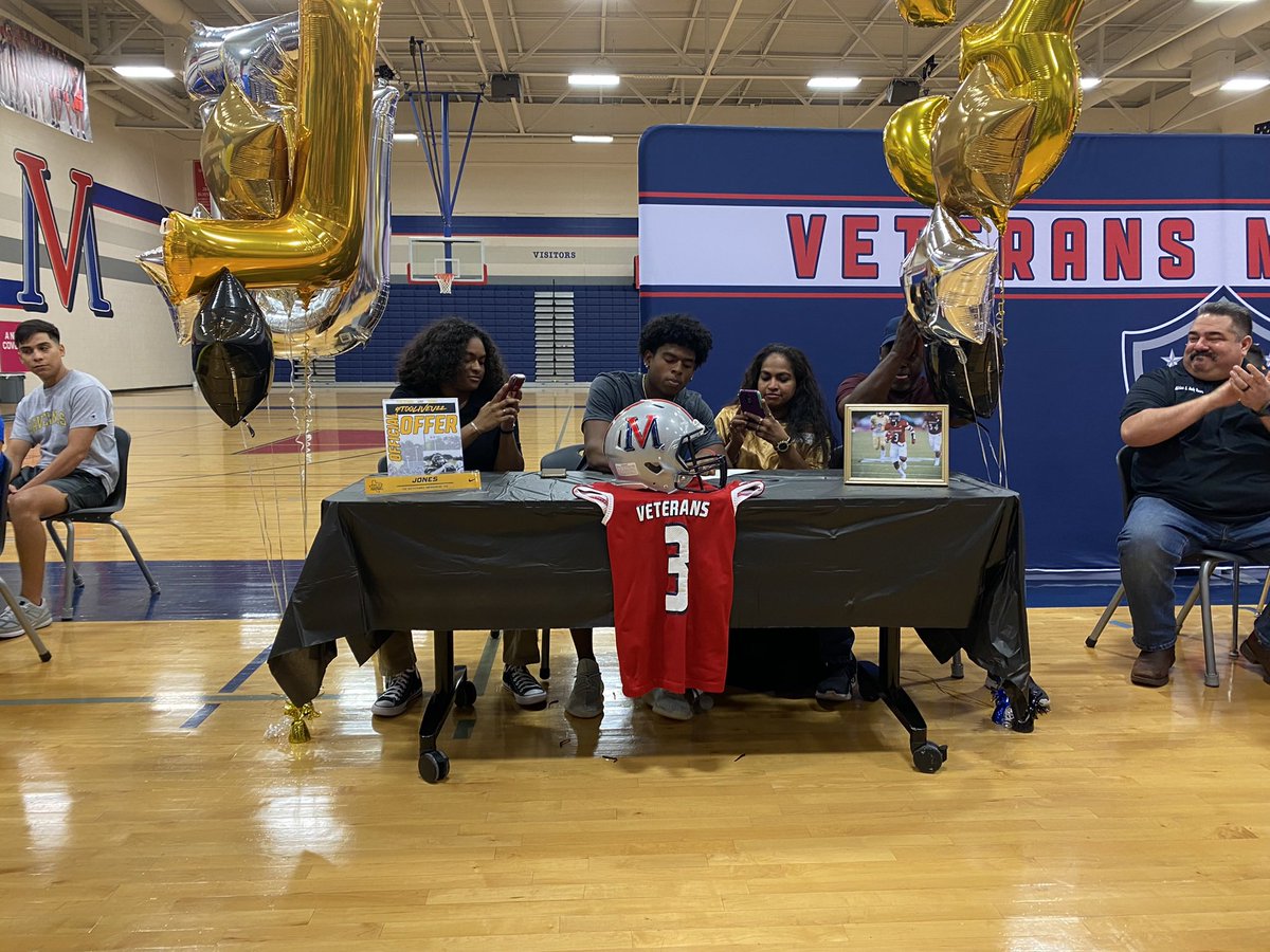 Coach_V_'s tweet photo. The Eagles had a great signing day! @TracyJones03 @AndyRivera72 @connor_rye @quattro_perez are all HUGE parts of the success this program has had the last 5 years. They will all go on to do great things! As always #RecruitVets ! https://t.co/dATtb85XA8