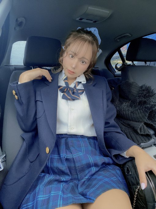 なおみが高校時代に着ていたリアルガチ制服☺️ 今日はこれで高校時代にしてたデートをしてきます🥰🔞 https://t.co/oWYXeCXcOw