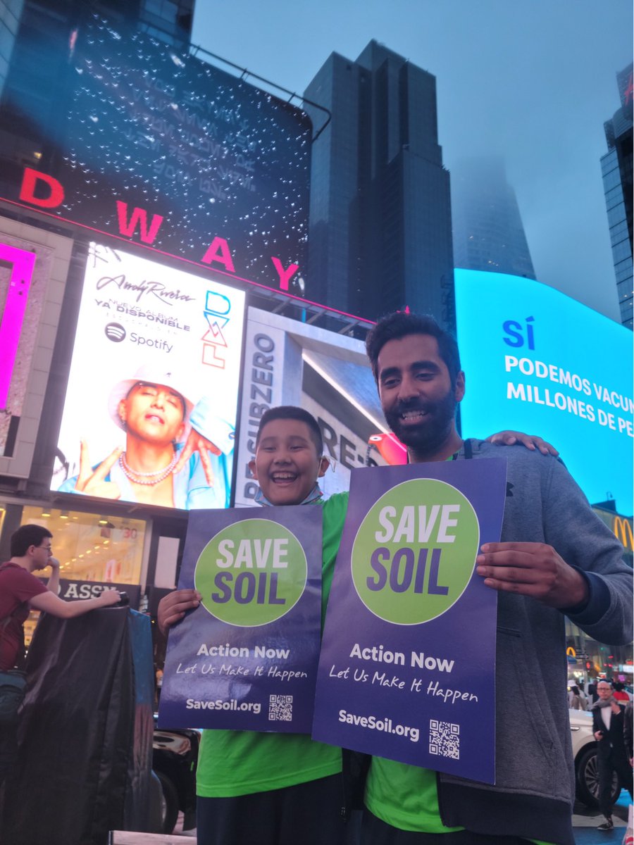 Ksareen30's tweet photo. In Time Square with my new earth buddy friend #savesoil 🌎🌳 https://t.co/KFCjyZF6OI