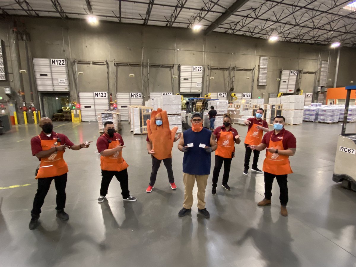 EBadger76's tweet photo. Key 4 safety walk! Leadership team recognizing multiple associates for safe behaviors (please see below)! Great job #Raccoons #RDC5087 #THD #SafetyWalk #OrangeHanded @Abraham44649561 @rayray5641 @PSharean @Dannyxrea @Gladys_5087APS @Adriel_5087 https://t.co/45SPVwK1zE