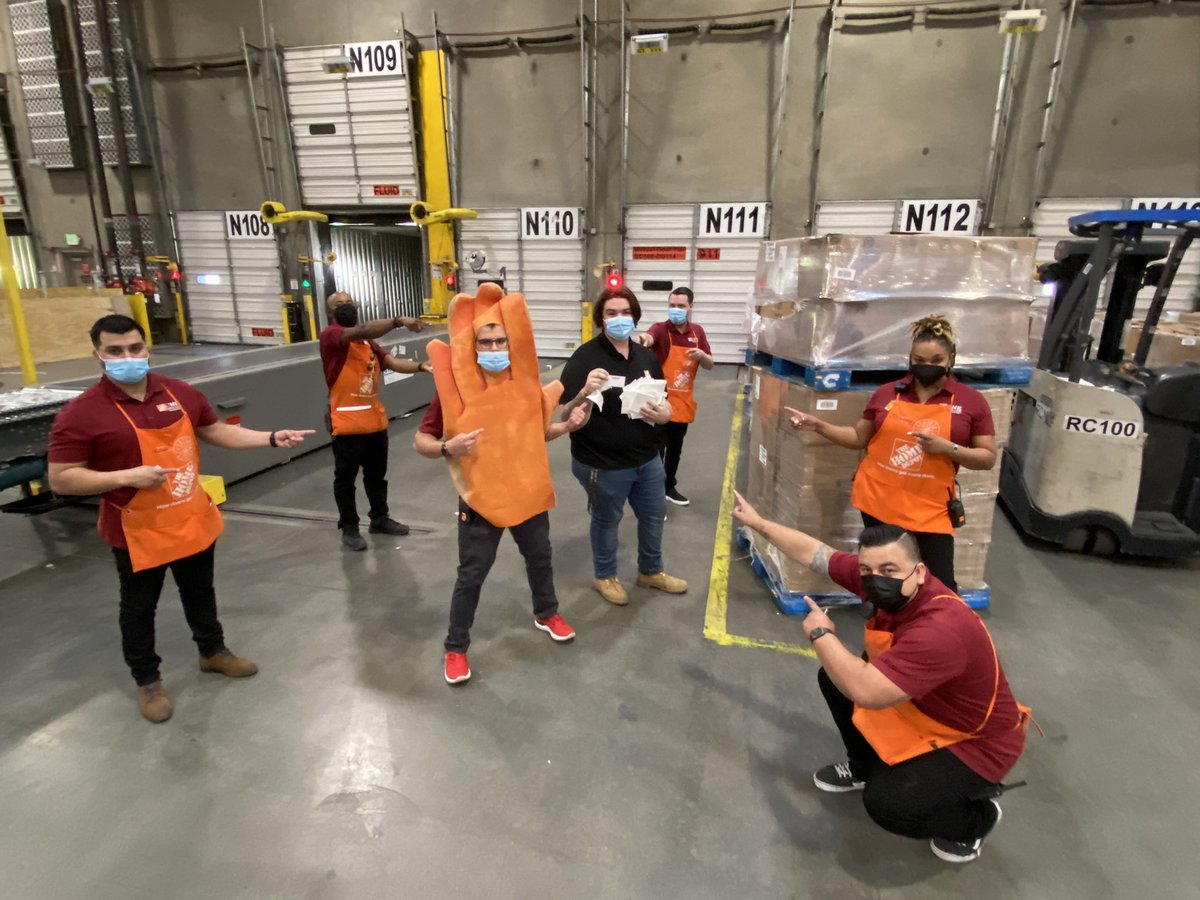 EBadger76's tweet photo. Key 4 safety walk! Leadership team recognizing multiple associates for safe behaviors (please see below)! Great job #Raccoons #RDC5087 #THD #SafetyWalk #OrangeHanded @Abraham44649561 @rayray5641 @PSharean @Dannyxrea @Gladys_5087APS @Adriel_5087 https://t.co/45SPVwK1zE