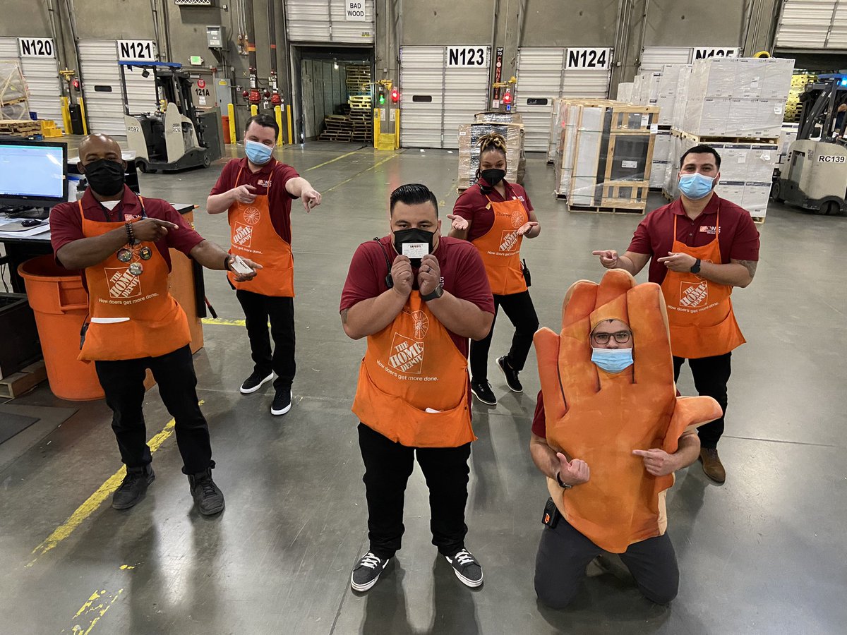 EBadger76's tweet photo. Key 4 safety walk! Leadership team recognizing multiple associates for safe behaviors (please see below)! Great job #Raccoons #RDC5087 #THD #SafetyWalk #OrangeHanded @Abraham44649561 @rayray5641 @PSharean @Dannyxrea @Gladys_5087APS @Adriel_5087 https://t.co/45SPVwK1zE