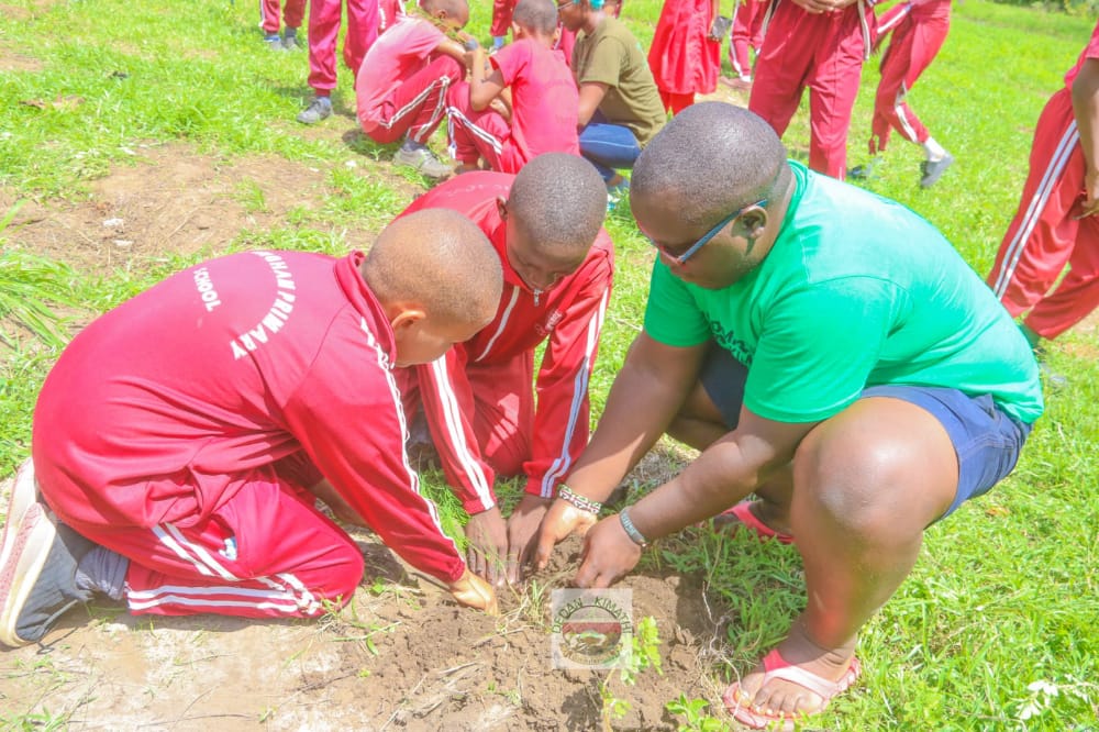 VObutich's tweet photo. Taking care of enviroment is the best way to appreciate the nature. 
@evakimathi 
@Dedankm 
@KeForestService 
@CKLAfricaltd 
@LamuCountyKe 
@LamechLamarch25 
@KeEquityBank
#DKFNAKURU https://t.co/qCnTo9jmHQ