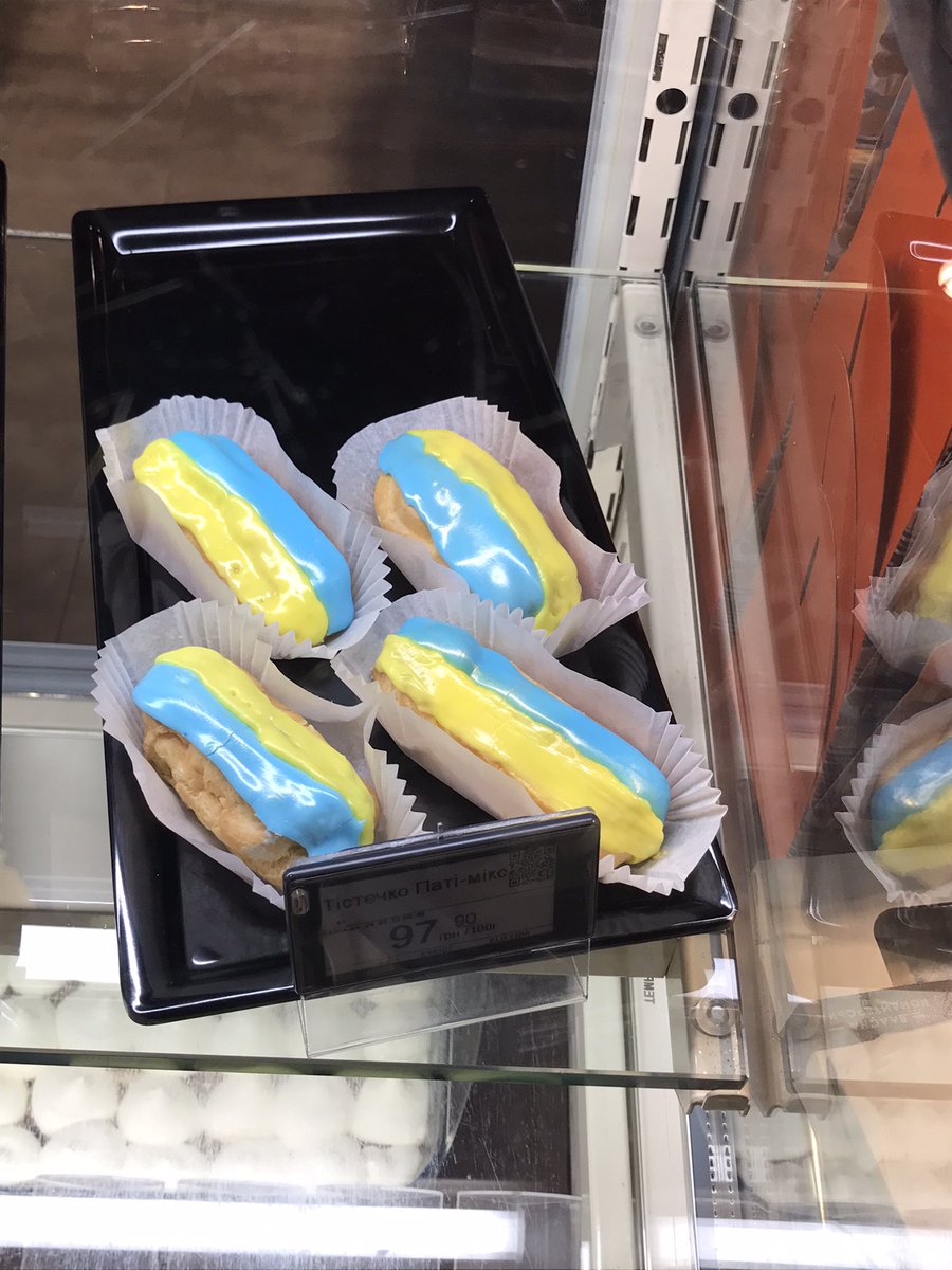 MelSimmonsFCDO's tweet photo. There are eclairs. And then there are patriotic eclairs 🇺🇦 https://t.co/T5u5neLhsS