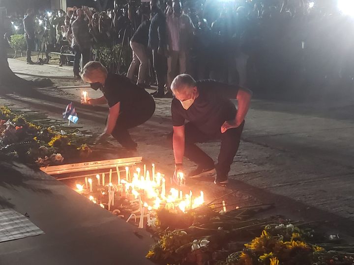 alinatriay1's tweet photo. El Presidente cubano junto a su esposa rinde homenaje a las víctimas del accidente del hotel Saratoga. Una ceremonia a la que se sumaron muchos que acudieron al Parque de la Fraternidad a compartir el dolor de los familiares de los fallecidos. #SiempreConNosotros https://t.co/rLN6k8WHmZ