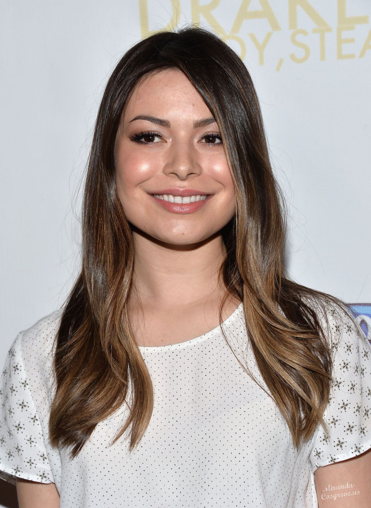 Happy Birthday to the cute Miranda Cosgrove. Can\t believe she\s almost 30.... 