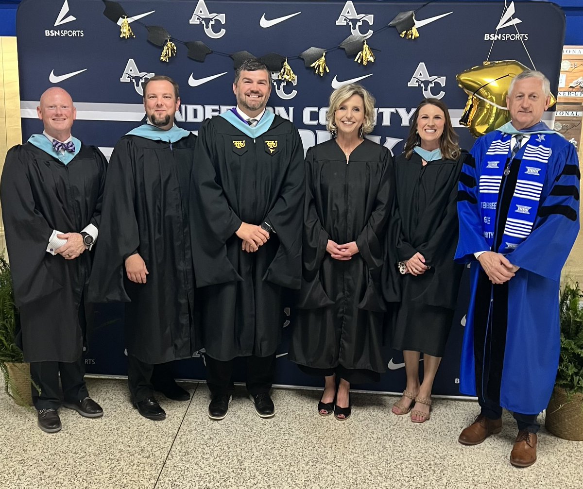 BenDownsACS's tweet photo. Congratulations to the Class of 2022! It was an awesome evening! Special thanks to @kcupples3 for speaking to our graduates! 
@ACSchoolsTN 
#GoMavs🤘 https://t.co/wq7bUsR0W7