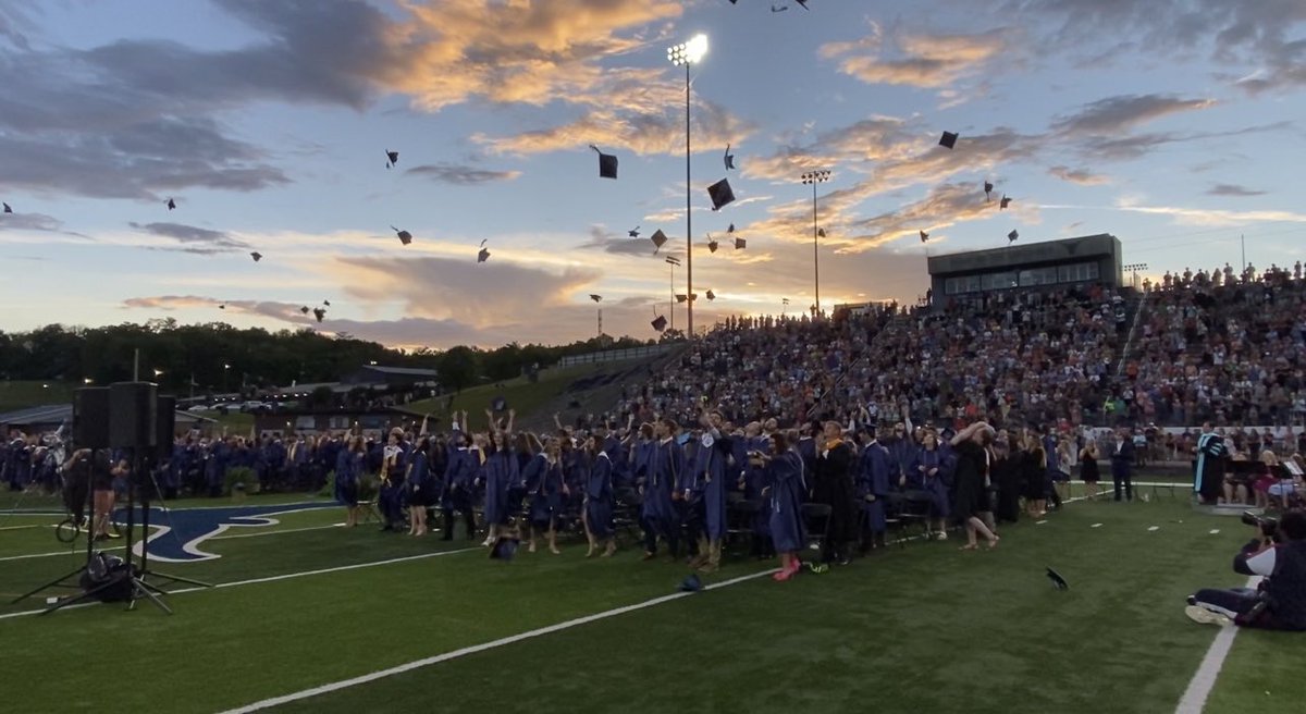 BenDownsACS's tweet photo. Congratulations to the Class of 2022! It was an awesome evening! Special thanks to @kcupples3 for speaking to our graduates! 
@ACSchoolsTN 
#GoMavs🤘 https://t.co/wq7bUsR0W7