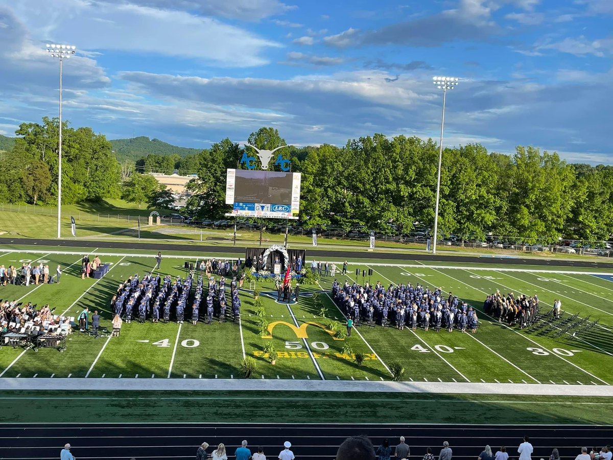 BenDownsACS's tweet photo. Congratulations to the Class of 2022! It was an awesome evening! Special thanks to @kcupples3 for speaking to our graduates! 
@ACSchoolsTN 
#GoMavs🤘 https://t.co/wq7bUsR0W7