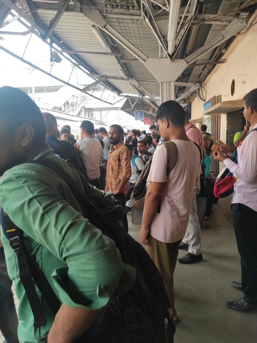 AmitPra50598316's tweet photo. @mumbairailusers @mumbaitraffic @Mumbaikhabar9 @AmhiDombivlikar @BeyondThane @Indianrlyinfo @DombivaliAamhi @WeAreDombivli @IndianRailMedia @MeMumbaikar8 @Mumbaicv Today More crowd Because AC local train. 

Normal People Can't Afford. 

Please Remove AC 8:33 Ac local Train From Titwala https://t.co/kJQhWSoPcM