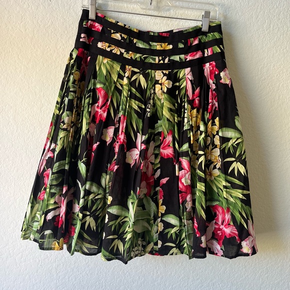 skygirllips's tweet photo. So good I had to share! Check out all the items I'm loving on @Poshmarkapp #poshmark #fashion #style #shopmycloset #whitehouseblackmarket #tommybahama: https://t.co/mqqqU5tOMn https://t.co/1yvRp5huoi