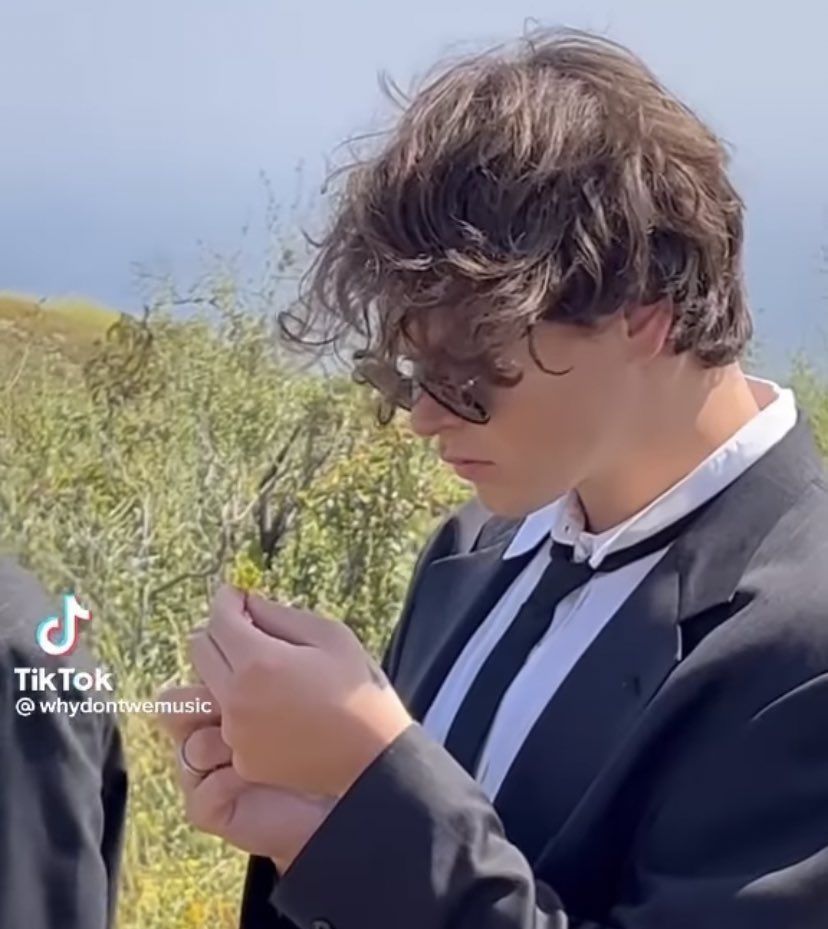 nikitacrave's tweet photo. Me admiring how beautiful just friends is by @whydontwemusic #PreSaveJustFriends https://t.co/gqHv2BoSSc