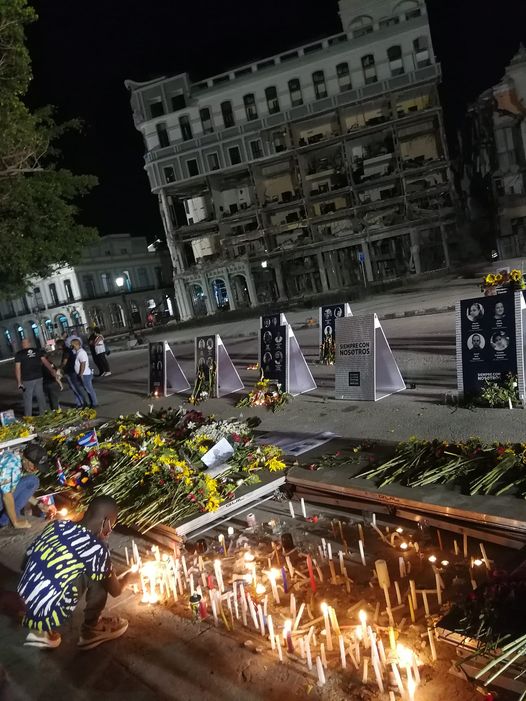 alinatriay1's tweet photo. Una imagen impresionante de la vigilia en el Parque de la Fraternidad en La Habana, en homenaje a los víctimas del accidente en el hotel Saratoga. Toda Cuba hizo un minuto de silencio   #SiempreConNosotros https://t.co/N8VYOoeJoC