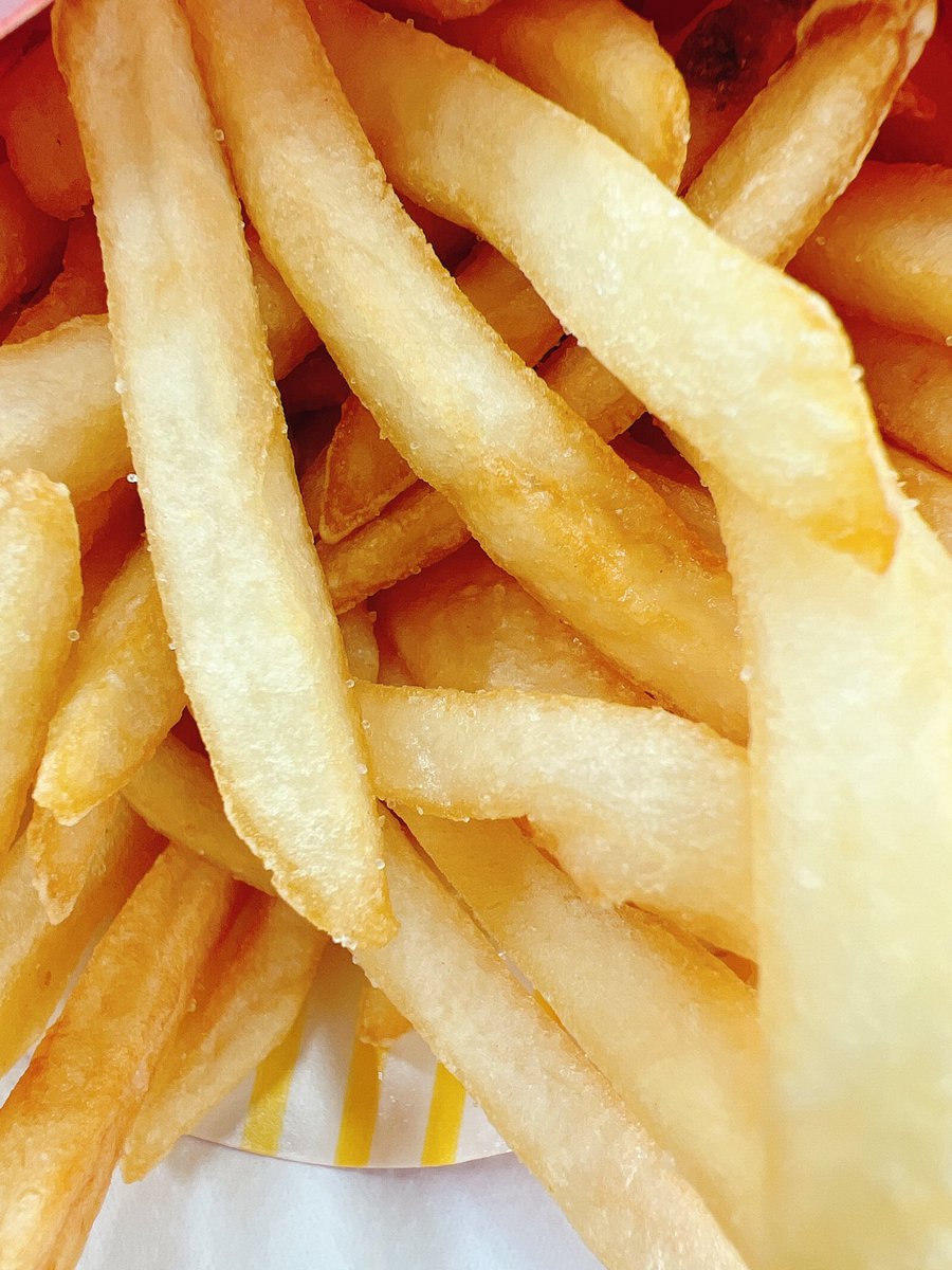 7chan_tapi's tweet photo. 学生さんと話してたらどーしても食べたくなってしまって。。

久しぶりの #リーマンランチ 

こんな近くでポテト見たことないでしょ？ https://t.co/agYOxdKjwn