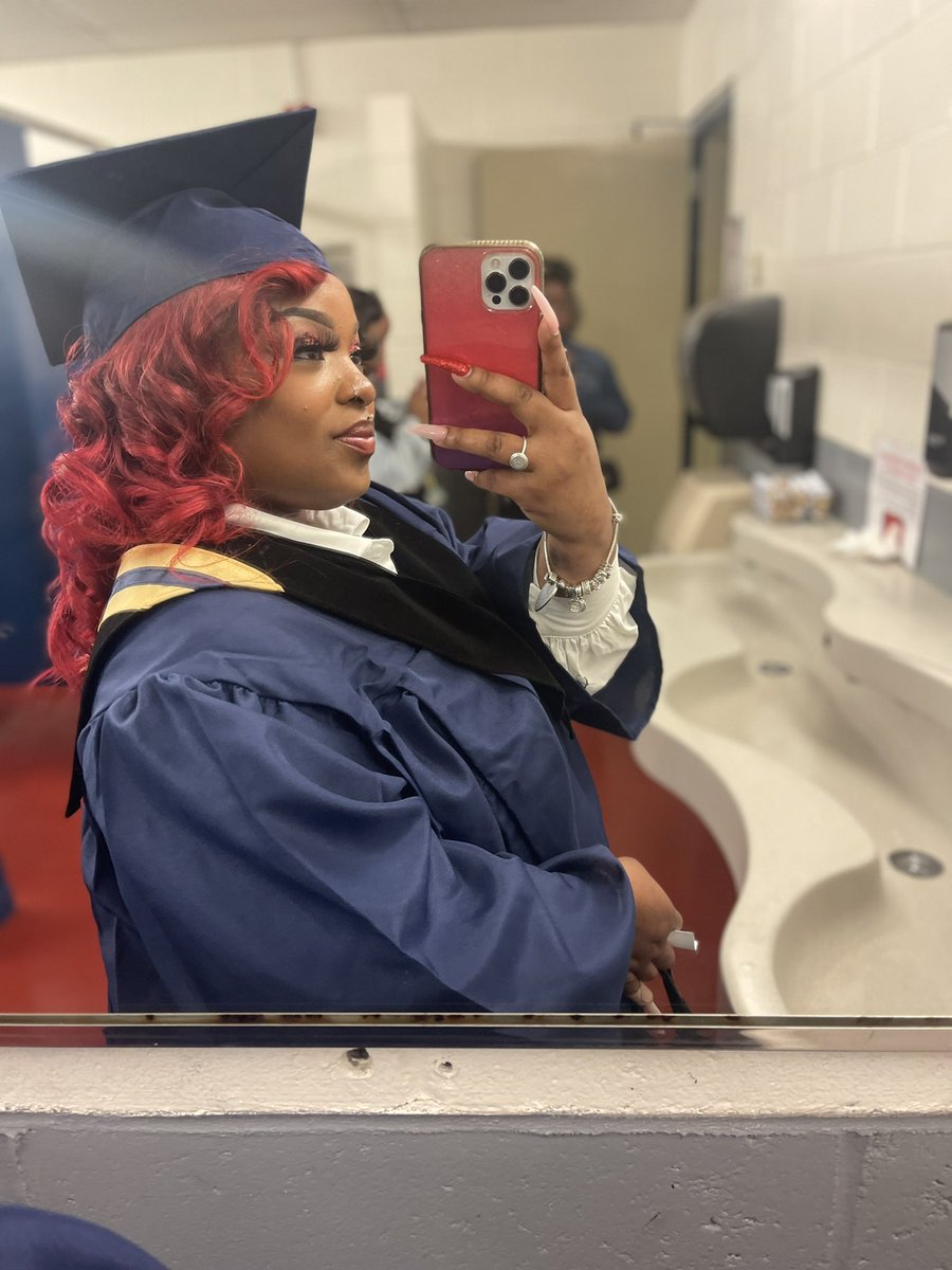 DomoGettiNat's tweet photo. So i graduate today. #firstgenerationcollegegrad 💕it’s been real🤞🏽i stuck it out. Didn’t think i could but i did 💕thank you god! https://t.co/IhcjimhKHa