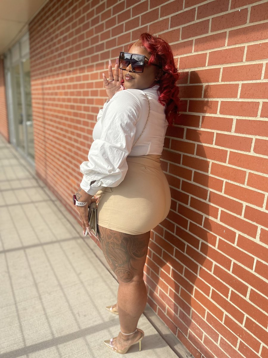 DomoGettiNat's tweet photo. So i graduate today. #firstgenerationcollegegrad 💕it’s been real🤞🏽i stuck it out. Didn’t think i could but i did 💕thank you god! https://t.co/IhcjimhKHa
