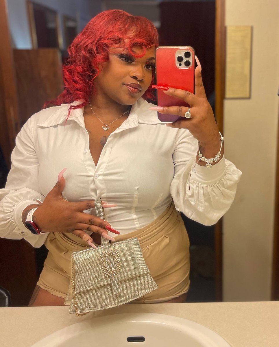 DomoGettiNat's tweet photo. So i graduate today. #firstgenerationcollegegrad 💕it’s been real🤞🏽i stuck it out. Didn’t think i could but i did 💕thank you god! https://t.co/IhcjimhKHa
