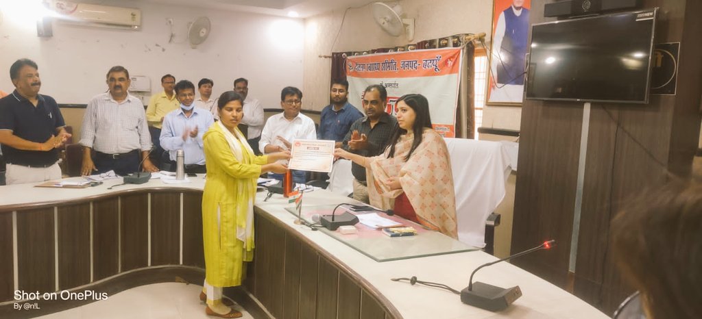 JitendraDMHC's tweet photo. 13.05.22 में जिला स्वास्थ्य समिति कि बैठक मे जनपद बदायूँ में क्रियाशील हुए 75 प्रसव उपकेन्द्रों पर सर्वाधिक संस्थागत प्रसव कराने वाली ए0एन0एम0 को जिला अधिकारी महोदया द्वारा प्रशस्ति पत्र देकर सम्मानित किया गया @UPGovt @nhm_up @missionshaktiup @MoHFW_INDIA @dm_budaun @BareillyMeo https://t.co/T1GoQwL5nH