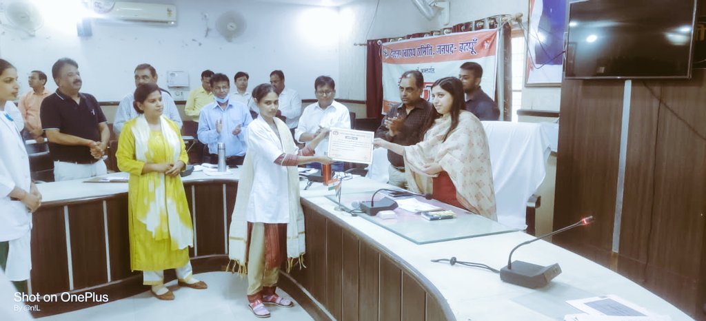 JitendraDMHC's tweet photo. 13.05.22 में जिला स्वास्थ्य समिति कि बैठक मे जनपद बदायूँ में क्रियाशील हुए 75 प्रसव उपकेन्द्रों पर सर्वाधिक संस्थागत प्रसव कराने वाली ए0एन0एम0 को जिला अधिकारी महोदया द्वारा प्रशस्ति पत्र देकर सम्मानित किया गया @UPGovt @nhm_up @missionshaktiup @MoHFW_INDIA @dm_budaun @BareillyMeo https://t.co/T1GoQwL5nH