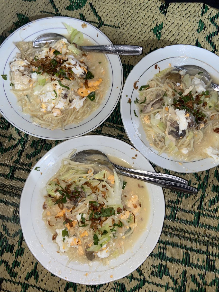 itsurallyy's tweet photo. heyy fellas  #possefam happy weekend this is my lunch traditional food from yogyakarta, hope u guys have a blast day <3 🧪🧪 https://t.co/qntlKhFqhQ