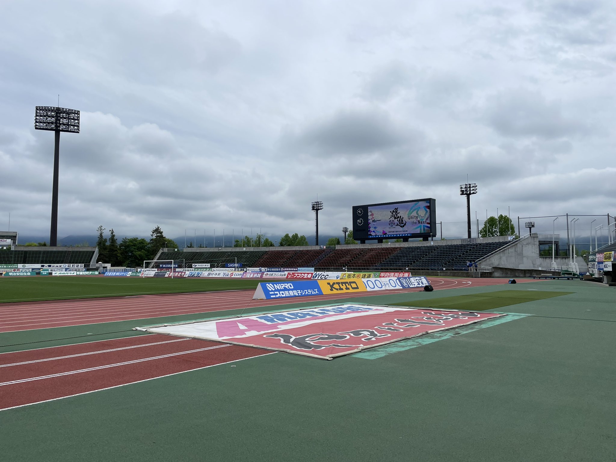 小山 文彦 悔しかった日本海ダービーは忘れて 初の山山ダービーで こんどこそアウェイ初勝利を勝ち取る J2オリジナル10でj1経験クラブである甲府は 運営もサポーターも一回り二回り進んでる感があり 勉強になる 勝ち点ほかいろいろ持ち帰ります