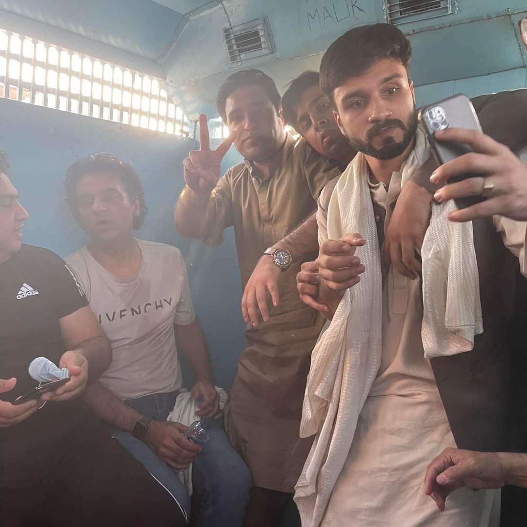 SialkotPlus's tweet photo. عثمان ڈار سعید احمد بھلی معتد کارکنان سمیت گرفتار۔ سیالکوٹ پولیس اور پی ٹی آئی کارکنان کے درمیان جھڑپیں شیلنگ پولیس کی جانب سے  کرین کی مدد سے اسٹیج کو بھی ختم کیا جارہا ہے کنٹینر لگا کر راستہ بھی بلاک کردیا۔
#usmnadar #sialkot #SialkotJalsa https://t.co/M7tjF2mHbK