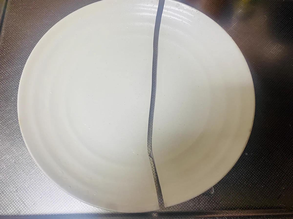 はい！おまちどう！！とお皿を置いたら真っ二つに割れたw
