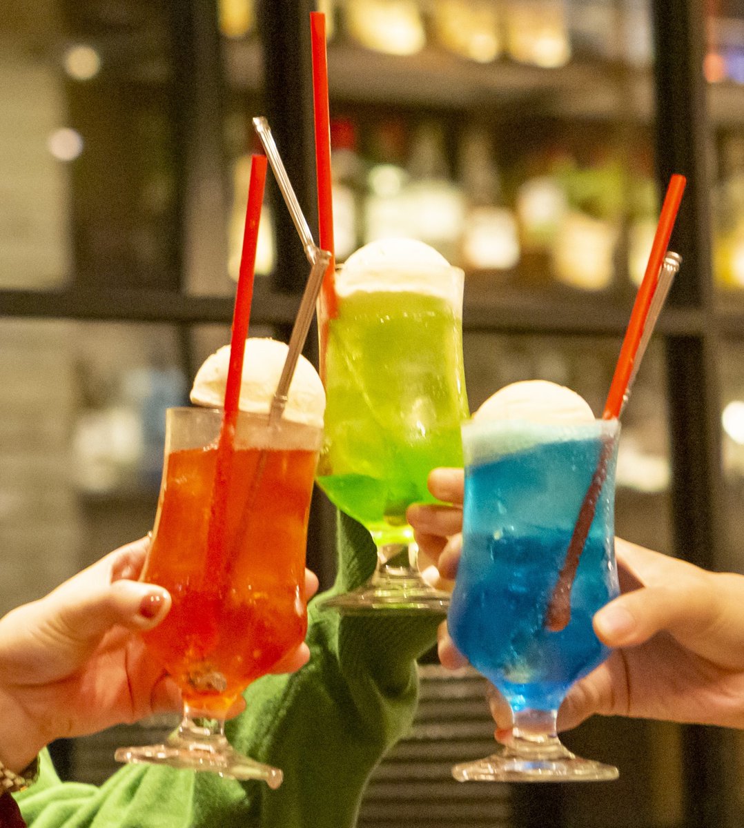 可愛いクリームソーダで乾杯！ 実はこれ、お酒なんです☺ キッサカバの