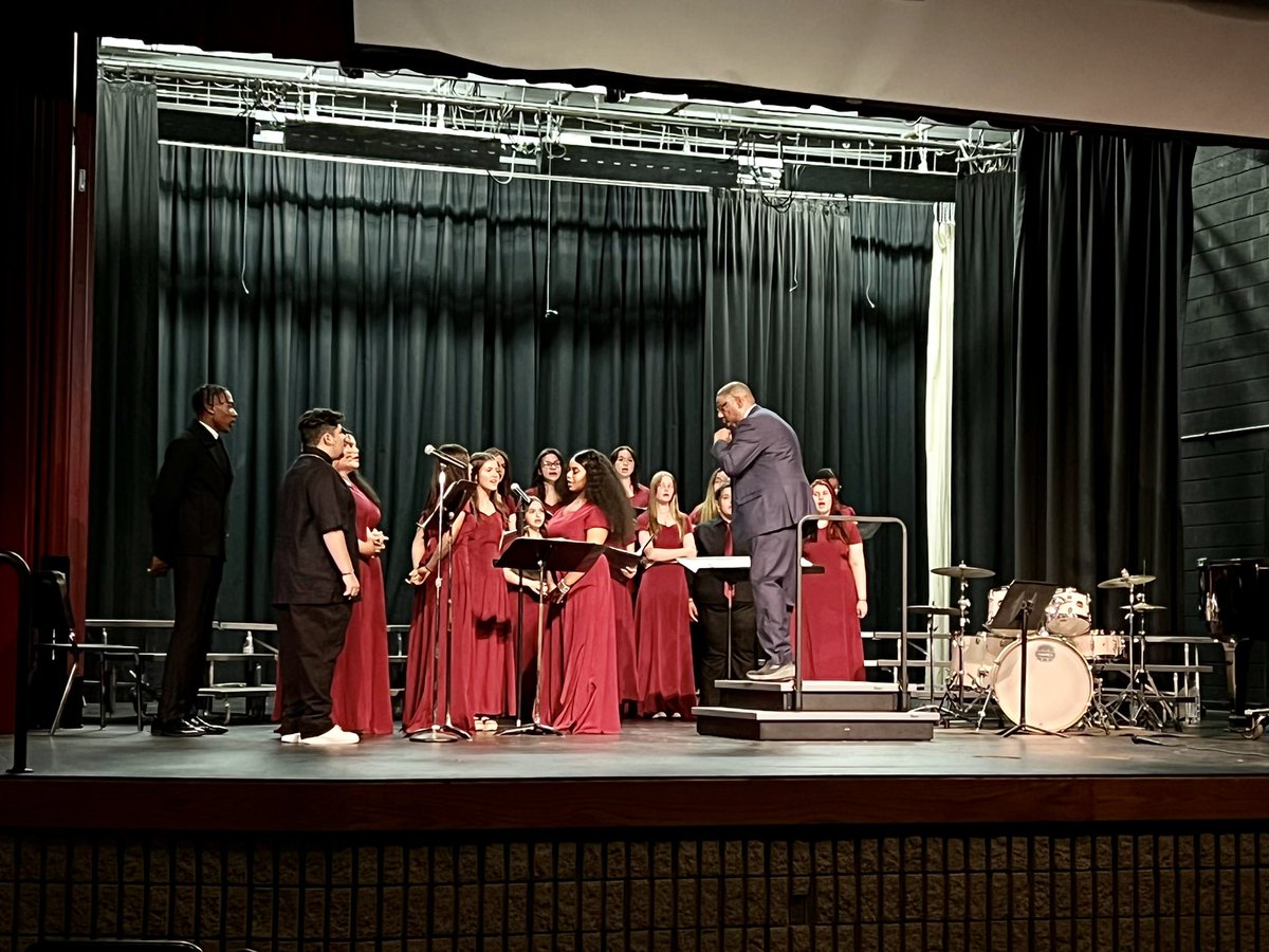 HHS_Activities's tweet photo. The Highland VOCALIZERS/Choral Music Dept., under the direction of Dr. John Crocker, do it again! Your voices lifted us to new heights making an incredible end to the season! We can’t wait to hear you sing one last time this academic year at the HHS Graduation(s) on June 1st! https://t.co/DXwhS1mxUP